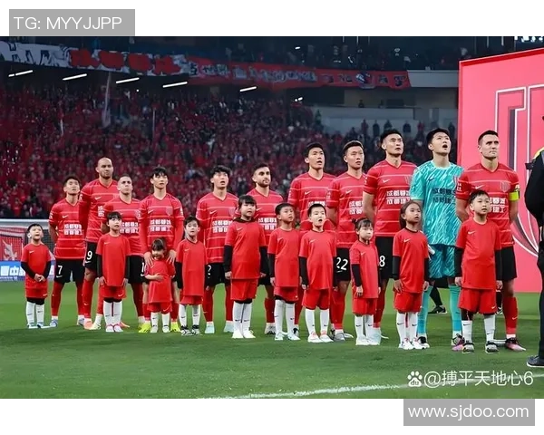 备受赞誉的足球明星们如何赢得球迷的心与信任